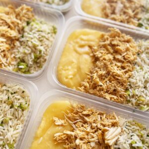 Frango desfiado (120g), arroz com brócolis (80g), purê de aipim (150g) – prato sem glúten