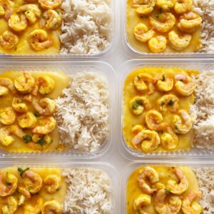 VALOR DO KIT NO FDS 🤩🎉 Pirão de aipim com camarão (220), arroz (100g) – prato sem glúten