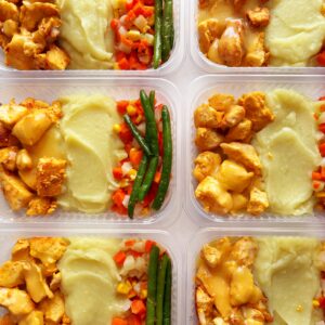 Frango ao molho de laranja (120g), legumes primavera (80g), purê de batata doce (150g) – prato sem lactose