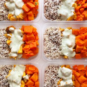 Filé de frango ao creme de brócolis (130g), abóbora (140g), arroz com quinoa (100g) – prato sem glúten