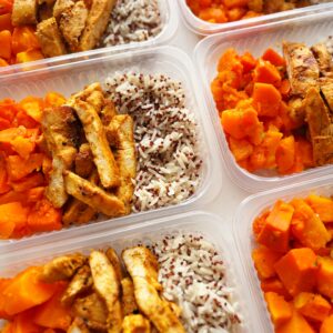 Frango grelhado (110g), abóbora (140g), arroz com quinoa (100g) – prato sem glúten/lactose