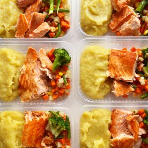 APENAS 24H NO VALOR DO KIT 😍🎉Salmão ao forno (90g), purê de mandioquinha (150g), legumes primavera (80g) – prato sem glúten/lactose