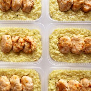 Almôndegas de frango (3 und., aprox. 120g), risoto quatro queijos (230g) – prato sem glúten