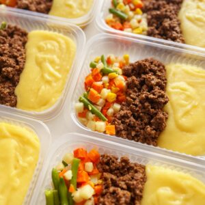 Carne moída (120g), legumes primavera (80g), purê de aipim (150g) – prato sem glúten
