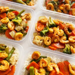 APENAS 24H NO VALOR DO KIT 🎉🤩 Chop Suey de Camarão (200g) com arroz (150g) – prato sem glúten/lactose