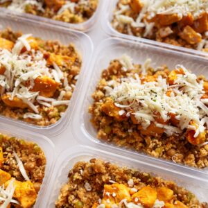 Salada de couscous marroquino com grãos ao pesto artesanal de tomate seco, filé de frango assado e queijo minas (300g)