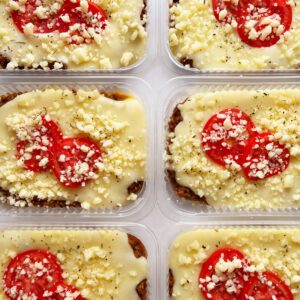 Escondidinho italiano de carne (120g), purê de batata com mussarela, tomate fresco e orégano (230g) – prato sem glúten
