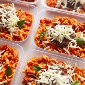 Almôndega de carne (100g), massa caprese (molho artesanal de tomate, tomate seco, manjericão fresco e mussarela de búfala, 250g) – prato sem glúten