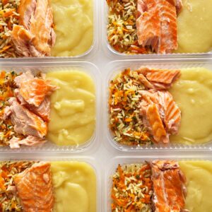 APENAS 24H NO VALOR DO KIT 🤩🙌🏼 Salmão ao forno (90g), purê de raízes (150g), arroz com cenoura e quinoa (80g) – prato sem glúten/lactose