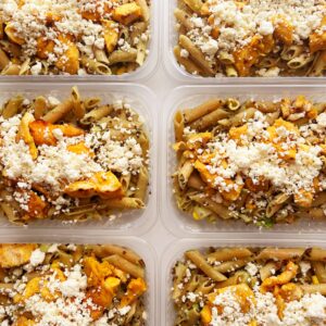 SUPER PROTEICA! Salada com macarrão de lentilha, filé de frango assado, quinoa, palmito, milho, pesto artesanal e ricota – prato sem glúten (300g)