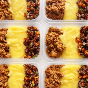 Carne moída (120g), salada de quinoa e legumes (80g), purê de aipim (150g) – prato sem glúten/lactose