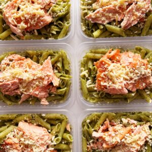 APENAS 24H NO VALOR DO KIT 🎉😱Salmão ao forno com parmesão (100g), massa ao pesto (210g) – prato sem glúten