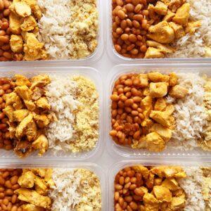 Filé de frango assado (100g), feijão (110g), arroz (80g), farofa de bacon com banana (60g) – prato sem glúten