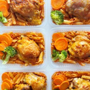 Frango de padaria (mín. 140g), macarrão com cenoura e brócolis (210g) – prato sem glúten/lactose