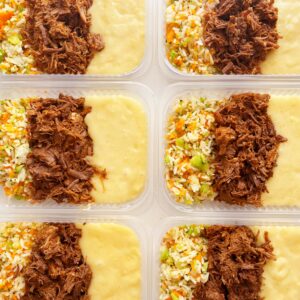 Carne desfiando (120g), purê de aipim (150g), arroz com cenoura e brócolis (80g) – prato sem glúten