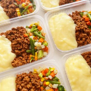 Carne moída (120g), purê de batata do reino (150g), legumes primavera (80g) – prato sem glúten
