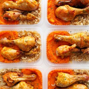 Coxa de frango assada (2 unid.), purê de abóbora (130g) e arroz com cebola caramelizada (80g) – prato sem glúten