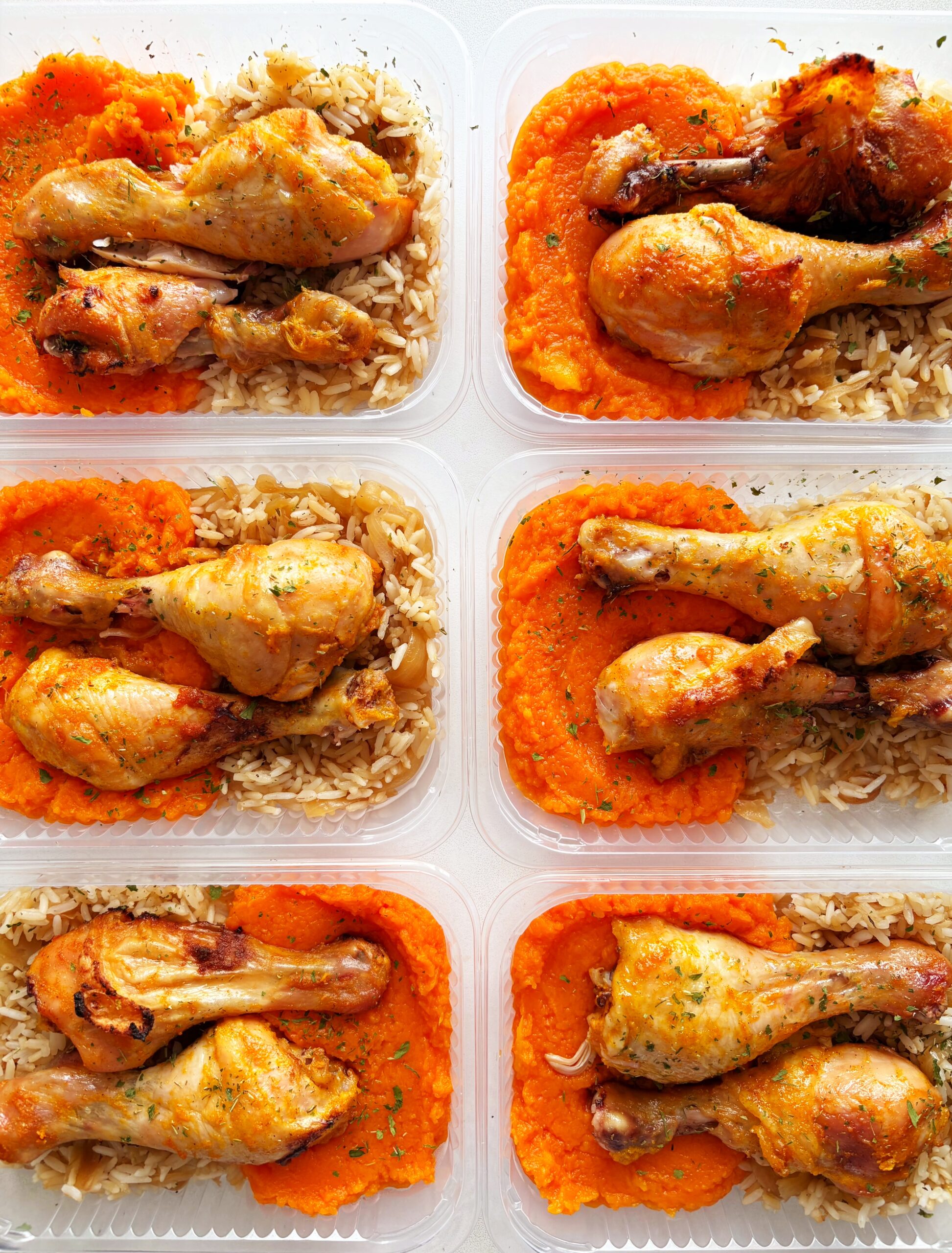 Coxa de frango assada (2 unid.), purê de abóbora (130g) e arroz com cebola caramelizada (80g) - prato sem glúten
