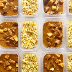 Strogonoff de carne com palmito (220g), arroz com cenoura e brócolis (130g) – prato sem glúten