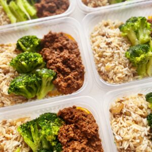 Carne moída (120g), brócolis ao azeite de alho (80g), arroz com cebola caramelizada e lentilha (100g) – prato sem glúten/lactose