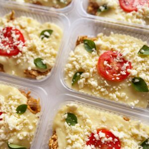 Escondidinho italiano de frango (120g), purê de batata, tomate fresco, mussarela e manjericão (230g) – prato sem glúten