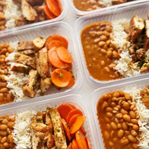 Filé de frango grelhado (100g), cenouras ao alho (50g), feijão carioca (120g), arroz (80g) – prato sem glúten/lactose