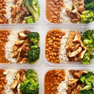 Filé de frango grelhado (100g), brócolis (50g), feijão carioca (120g), arroz (80g) – prato sem glúten/lactose