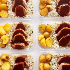 Filé suíno ao barbecue (120g), batata bolinha assada (80g), arroz com salsinha (120g) – prato sem glúten/lactose