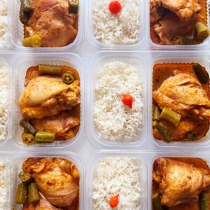 430g! Frango com quiabo (2 sobrecoxas, 310g), arroz (120g) – prato sem glúten/lactose