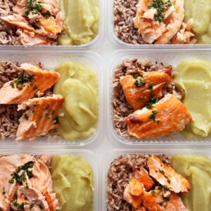 APENAS 24H NO VALOR DO KIT 🤩🙌🏼 Salmão ao azeite de ervas (100g), arroz sete grãos (80g), purê de batata doce (150g) – prato sem glúten/lactose