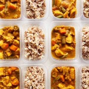 Frango de panela com legumes (220g), arroz sete grãos (130g) – prato sem glúten/lactose