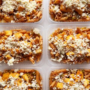 SUPER PROTEICA! Salada com macarrão de lentilha, filé de frango assado, quinoa, palmito, milho, ervilha, pesto de tomate seco, mussarela e de búfala e ricota – prato sem glúten (300g)
