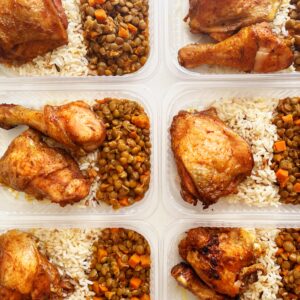 Frango assado ao curry (mín. 150g), ensopado de lentilha com cenoura (120g), arroz (80g) – prato sem glúten/lactose