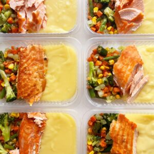 VALOR DO KIT NO FERIADO🤩🎉Salmão assado (90g), legumes primavera (80g), purê de batata (150g) – prato sem glúten