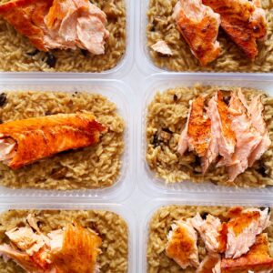 VALOR DO KIT NO FDS 🎉🗣️ Salmão maçaricado (90g) com risoto de cogumelos (260g) – prato sem glúten