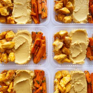 Filé de frango assado no leite de coco (110g), purê de grão de bico (150g) e cenoura temperada com salsão e curry (70g) – prato sem glúten/lactose